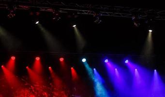 luces de escenario focos en la escena azul y rojo. Club nocturno foto