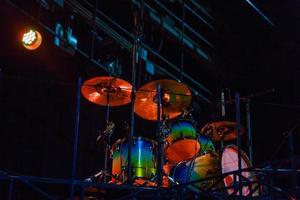conjunto de tambores en el escenario, fondo negro foto