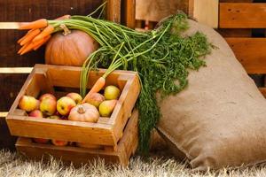 alimentos saludables, alimentación saludable: frutas y verduras orgánicas frescas foto