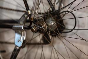 una cadena de bicicleta es una cadena de rodillos que transfiere potencia de los pedales a la rueda motriz foto
