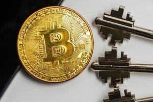 Bitcoin de oro y plata en el chip con la cripta clave de seguridad seguridad de minería de dinero virtual foto