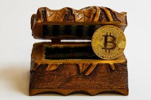 tesoros de bitcoin dorado moneda criptográfica misteriosa caja de madera antigua dinero virtual