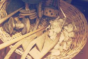 primer plano de herramientas históricas de carpintería en una mesa de madera áspera foto