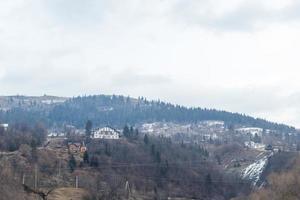 asentamiento rural con pequeñas casas en lo alto de las montañas foto