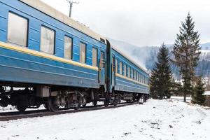 viejo tren de vapor en la nieve en invierno foto