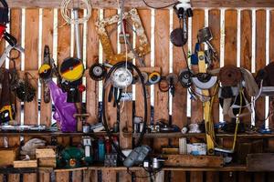 variedad de herramientas de bricolaje colgadas en un armario de madera contra una pared