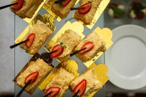 postre ligero un clásico pastel de napoleón o milhojas decorado con menta y fresas en foto