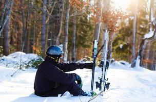 esquí, temporada de invierno, montañas y esquiador. foto