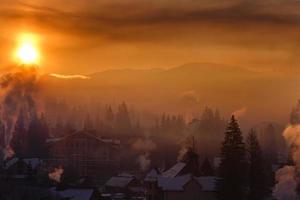 casa de nieve en el país de los sueños de invierno al amanecer en el bosque, clima antiguo y mucha nieve en el techo foto