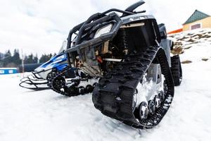 dos motos de nieve en las montañas en la estación de esquí foto