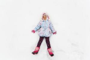 hermosa niña en el parque de invierno foto