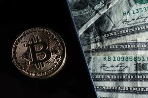 concepto con dinero dólares americanos bitcoin y teléfono móvil foto