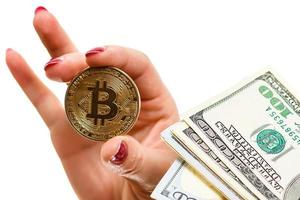 bitcoin dorado en dólares estadounidenses en un símbolo digital de mano de hombre de una nueva moneda virtual foto