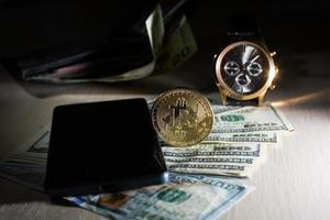 imagen del reloj del teléfono inteligente con moneda criptográfica, hora, reloj de pulsera foto