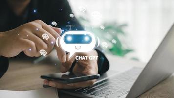 chatgpt chatear con ai o inteligencia artificial. hombre chateando con una IA inteligente o inteligencia artificial usando un chatbot de inteligencia artificial desarrollado por openai. foto