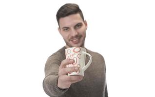 hombre que sostiene una taza de café aislada en un fondo blanco foto