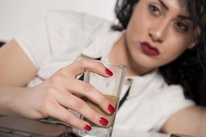 retrato, de, mujer joven, bebida, café, en la mesa foto