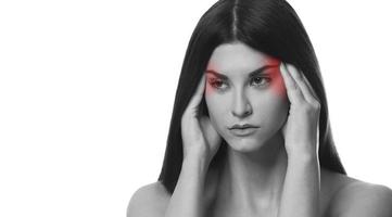 foto en blanco y negro de una mujer con dolor de cabeza. aclarar la cabeza con rojo.