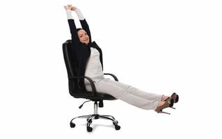 joven mujer de negocios sentada en una cómoda silla de oficina con fondo blanco foto