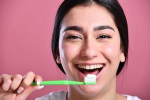 adolescente, brasileño, niña, cepillado, ella, dientes foto