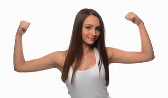 atleta de fitness rong, culturista femenina, flexionando los músculos, mostrando el cuerpo en forma foto