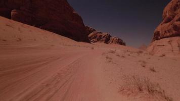 Aussichtspunkt POV Wanderer zu Fuß in Wadi-Rum-Tälern bei extremer Hitze Erkunden Sie gemeinsam die Wüste Jordaniens video