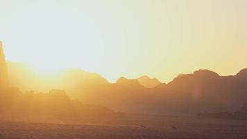 Jordanië, 2022 - wadi rum woestijn landschap met lijn van 4wd voertuigen rit van zonsondergang gezichtspunt Aan georganiseerd zonsondergang tour in Jordanië video