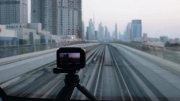 câmera no tripé do hyperlapse do metrô de dubai nos Emirados Árabes Unidos na cabine de passageiros do cartão dourado video
