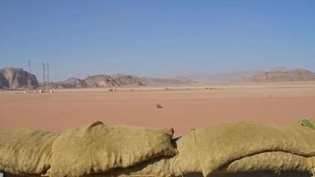 oud Tassen van zand Aan trein bescherming Aan schietpartijen in wild west films schietpartijen Aan woestijn terwijl Aan rijden in trein video
