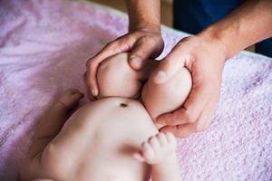 haciendo masajes para los pies de un bebé foto