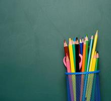 papelería azul con lápices y bolígrafos de madera multicolor foto