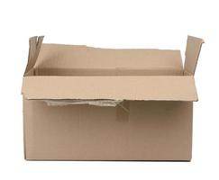 caja rectangular de cartón abierta hecha de papel marrón corrugado foto