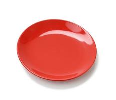 Plato rojo redondo vacío para platos principales aislado sobre fondo blanco. foto