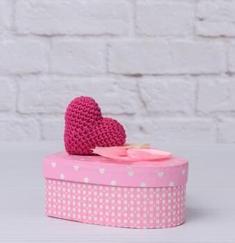 caja de cartón en forma de corazón sobre un fondo blanco. fondo festivo foto