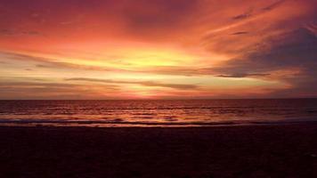 mooi verbijsterend kleurrijk en gouden zonsondergang Bij phuket eiland Thailand. video