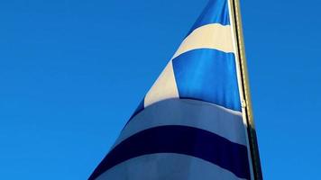 Grieks vlag met blauw lucht in Athene Griekenland. video