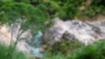 río de aguas termales con hermosos árboles verdes foto