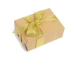caja envuelta en papel kraft marrón y atada con cinta dorada, foto