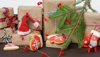 caja de regalo y galleta de jengibre de navidad horneada foto
