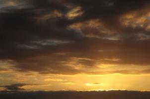 nubes de colores al atardecer foto