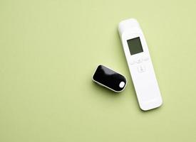 Termómetro electrónico sin contacto de plástico blanco y medidor de oxígeno en sangre foto