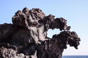 vista de las rocas del océano foto