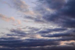 cielo sobre la puesta de sol foto