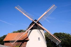 molino de viento tradicional bajo un cielo azul claro foto