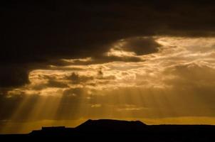 cielo sobre la puesta de sol foto