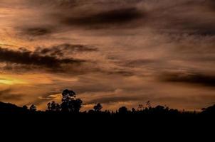 paisaje sobre la puesta de sol foto