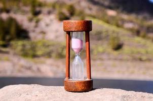 reloj de arena en las rocas foto