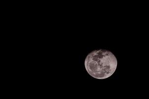 vista cercana de la luna foto