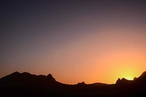 montañas sobre la puesta del sol foto