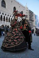 personas no identificadas con máscaras de carnaval en el carnaval de venecia en venecia, italia, alrededor de febrero de 2022 foto